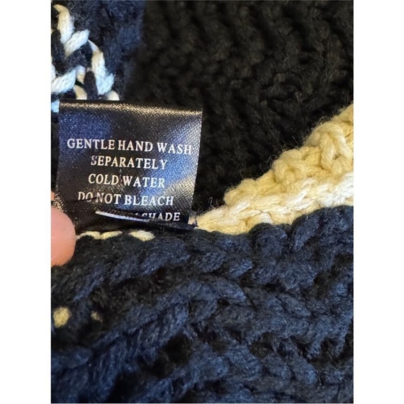 Oxford Circus black knit shawl size small/medium - Picture 10 of 11